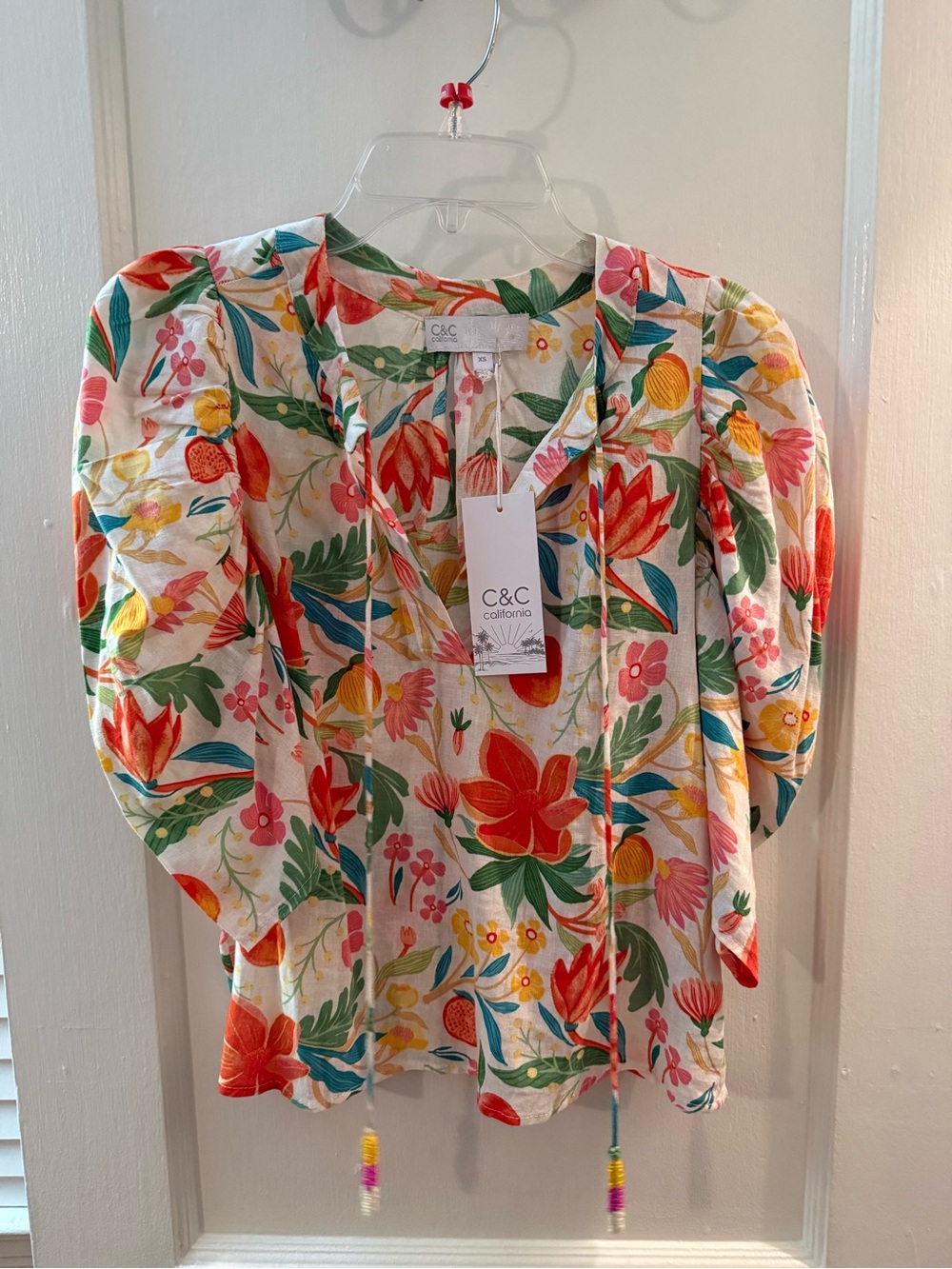 NWT C&C California Cream Floral Tie-Neck Blouse with Multicolor Print, Size XS